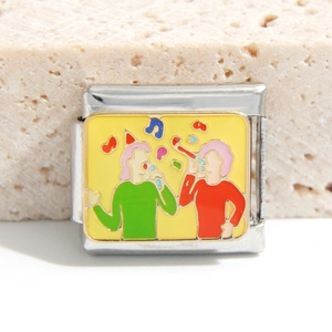 Charm italiano in acciaio inossidabile con motivo smaltato di una scena di festa colorata