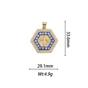 Détail du pendentif hexagonal plaqué or 18k avec croix bleue et bordure en zircon