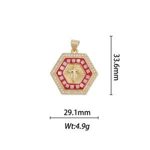 Vue détaillée du pendentif croix hexagonal en or 18k avec dimensions 33,6mm par 29,1mm