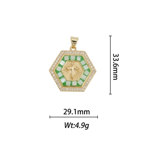 Détail d'un pendentif religieux en or avec croix, incrustation verte et dimensions