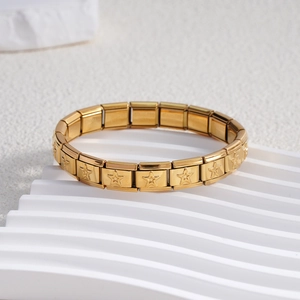 Bracciale modulare dorato in acciaio inossidabile con stelle su supporto bianco