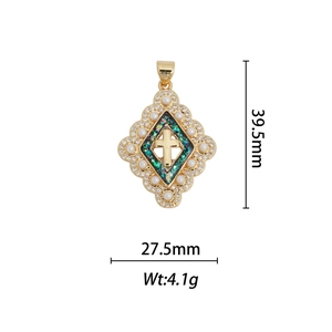 Vue détaillée du pendentif croix plaqué or 18 carats avec perles, taille 39,5x27,5mm