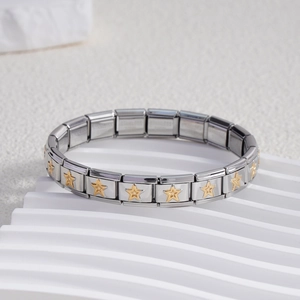 Dettaglio delle maglie charm in acciaio inossidabile con stelle dorate e marchio materiale