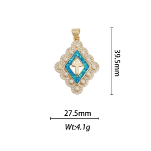 Vue détaillée du pendentif croix vintage plaqué or 18k avec opale bleue et perles