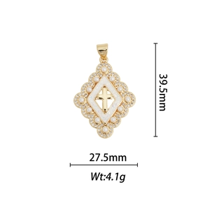Détail du pendentif croix plaqué or 18 carats avec bordure en perles et dimensions