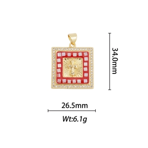 Détail macro du pendentif croix plaqué or 18k avec émail rouge et incrustations