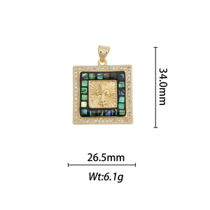Vue détaillée du pendentif croix avec incrustation de nacre et zircons blancs fins