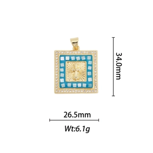 Détail d'un pendentif en or 18k avec croix en mosaïque bleue et bord en zircon blanc