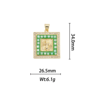 Détail du pendentif carré vintage avec motif de croix et incrustations vertes