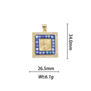 Dimensions d'un pendentif croix carrée plaqué or 18k avec incrustation en nacre
