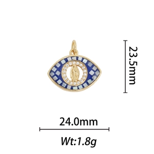 Vue détaillée de la taille d'un pendentif Vierge Marie plaqué or 18 carats, 24mm sur 23,5mm