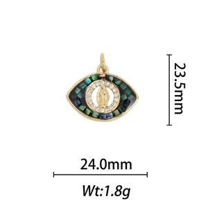 Détail macro du pendentif Vierge Marie en plaqué or 18k en forme d'œil et nacre colorée