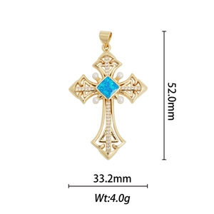 Détail d'un pendentif croix vintage doré avec opale bleue et accents de perles