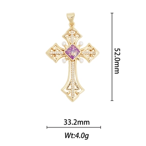 Détail macro du pendentif croix vintage plaqué or 18k avec incrustation d'opale violette