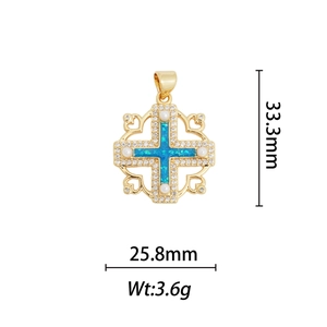 Détail du pendentif croix plaqué or 18 carats avec opale bleue et petites perles et diamants