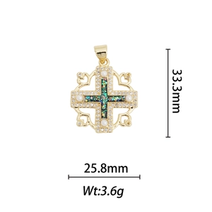 Détail d'un pendentif croix plaqué or 18k avec perles et dimensions indiquées