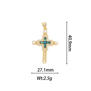 Détail du pendentif croix plaqué or 18k avec perles et incrustation turquoise