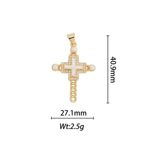 Détail d'un pendentif croix plaqué or 18k avec perles blanches et incrustation d'opale