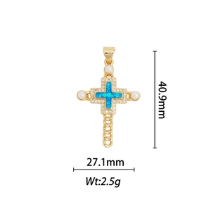 Dimensions du pendentif croix plaqué or 18k avec opale bleue et détails perles