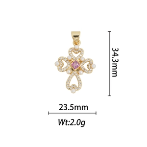 Pendentif croix raffiné plaqué or 18k avec perles, diamants et pierre rose centrale
