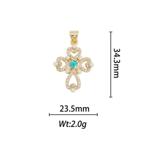 Pendentif croix plaqué or 18k avec détails cœur, pierre opale et perles blanches
