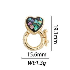 Vue détaillée du pendentif cœur plaqué or 18k avec nacre arc-en-ciel et taille 19,1mm