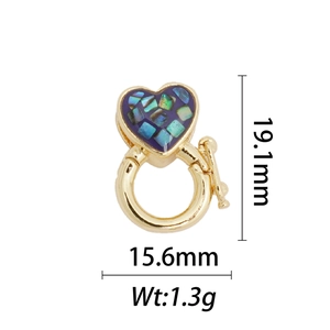Détail d'un pendentif cœur plaqué or 18k avec incrustation de nacre et dimensions