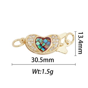 Détail du pendentif cœur plaqué or 18k avec mosaïque de nacre et cristaux brillants