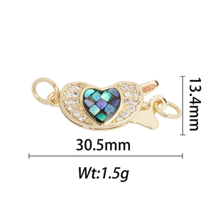 Détail d'un connecteur coeur doré de 13,4 mm avec nacre colorée et zircons brillants