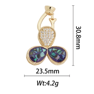 Vue détaillée du pendentif floral plaqué or 18k avec coquillages mauves et zircons