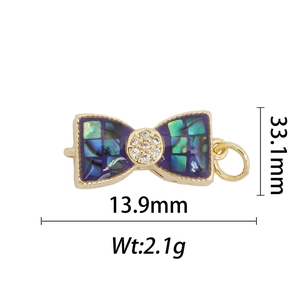 Détail macro du pendentif nœud plaqué or 18k avec incrustation nacre et dimensions