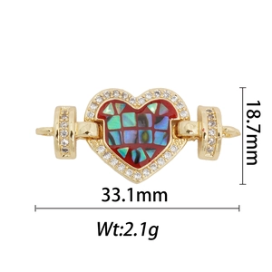 Vue détaillée du pendentif cœur doré de 18,7 mm avec marqueterie de nacre et zircons
