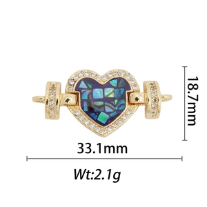 Détail du connecteur en forme de cœur plaqué or 18 carats avec nacre et zircons blancs