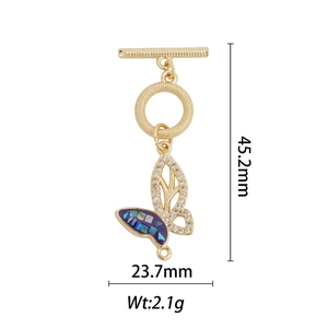 Détails macro d'un pendentif papillon plaqué or 18k avec nacre et zircons cubiques