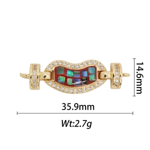Détail du pendentif haricot plaqué or 18k avec zircons et incrustation arc-en-ciel
