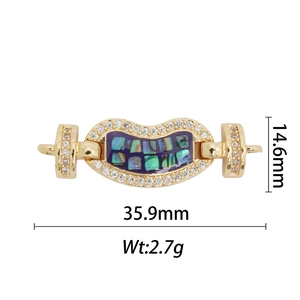 Vue macro du pendentif en or 18k avec incrustation de nacre et détails en zircon