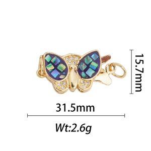 Vue détaillée du pendentif papillon de 31,5mm doré avec incrustation en nacre bleue