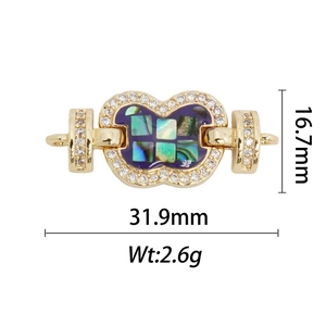Vue macro du pendentif papillon en émail violet avec des dimensions de 31,9mm par 16,7mm