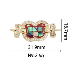 Détail macro du pendentif plaqué or 18k avec émail rouge et zircons blancs sertis