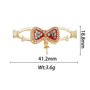 Pendentif noeud plaqué or 18k avec incrustation de nacre arc-en-ciel et zircons