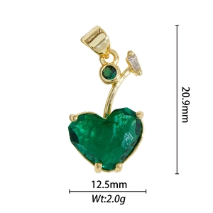 Vue macro du pendentif cerise doré avec cristal de cœur vert et dimensions précises