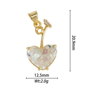 Vue macro du pendentif en zircon en forme de cœur avec dimensions de 20,9 mm x 12,5 mm
