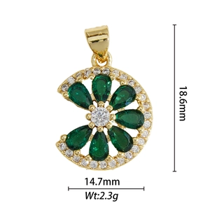Détail du pendentif fleur avec zircons verts mesurant 18,6 mm sur 14,7 mm pour bijoux