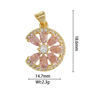 Vue détaillée du pendentif fleur avec pierres roses et dimensions de 18,6mm sur 14,7mm