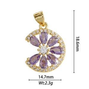 Vue détaillée du pendentif fleur dimensions 18,6mm x 14,7mm avec zircons violets
