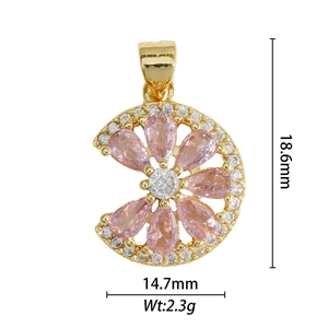 Détails du pendentif fleur en gemmes roses en poire avec des accents de zircon blanc