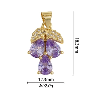 Détail macro du pendentif raisin violet avec dimensions de 18,3 mm de haut et 12,3 mm