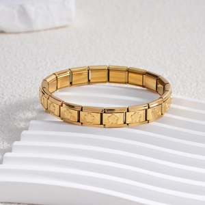Bracelet modulaire en acier inoxydable doré avec gravures fleurs sur support blanc