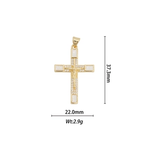 Dettaglio pendente crocifisso dorato con opali e diamanti, dimensioni 37,3x22 mm