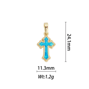 Dettaglio del ciondolo a croce dorata con opale blu che mostra dimensioni di 24,1 mm